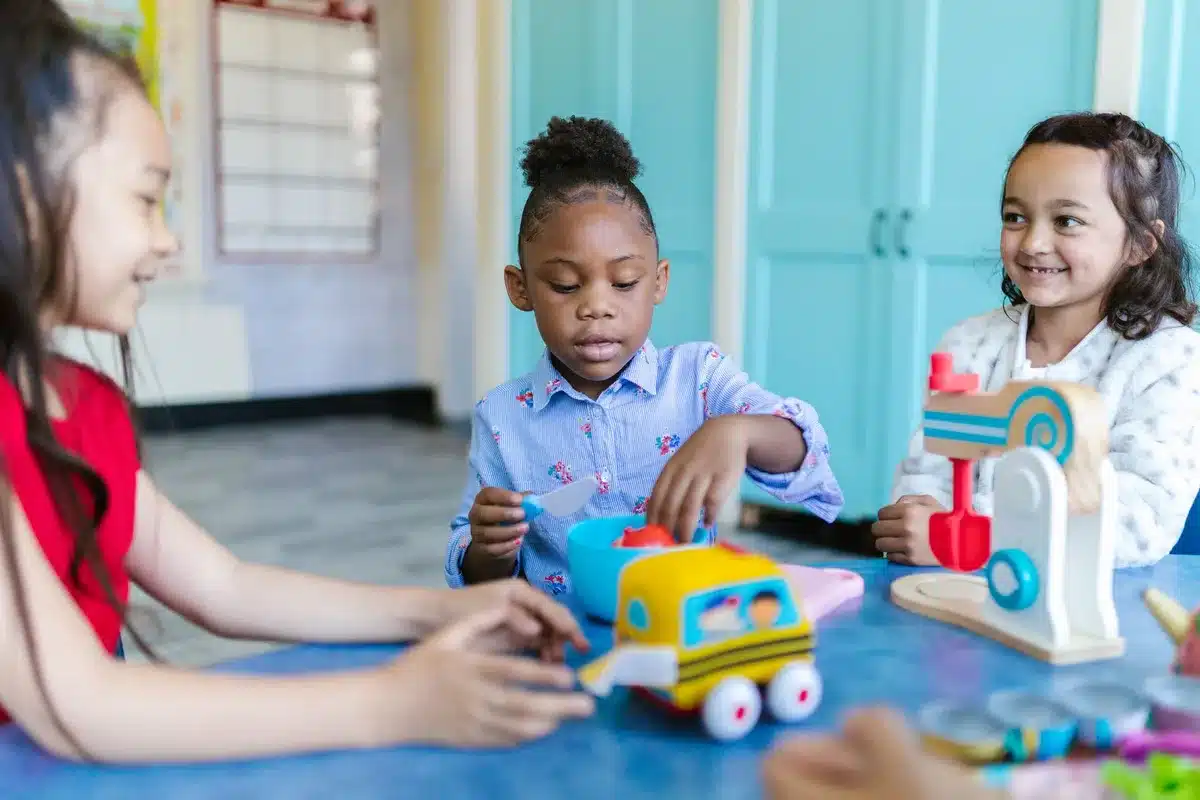 Un enfant participant à une activité structurée favorisant l'interaction et les compétences sociales