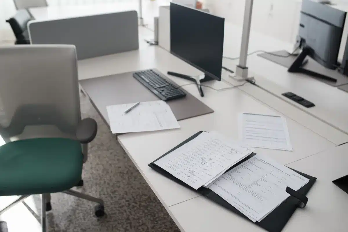 Propriétaire d'entreprise consultant des documents d'immatriculation et formulaires administratifs à un bureau