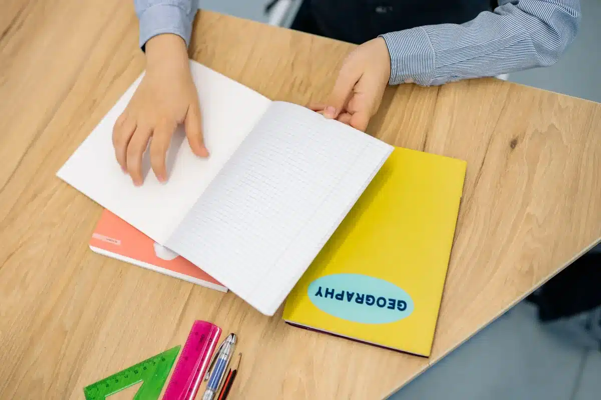 Des élèves écrivant dans des cahiers, engagés dans une activité d'écriture réfléchie en classe