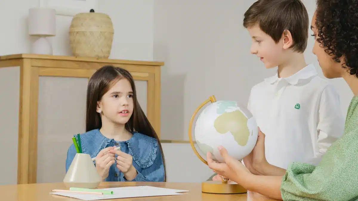 Enfants en discussion respectueuse, levant la main pour exprimer leur opinion en classe