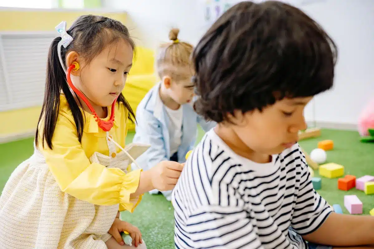 Jeu de rôle en petit groupe : enfants pratiquant la communication respectueuse en classe