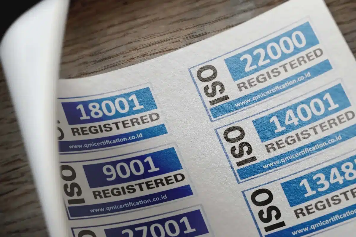 Documents officiels d'immatriculation d'entreprise avec sceau et stylo