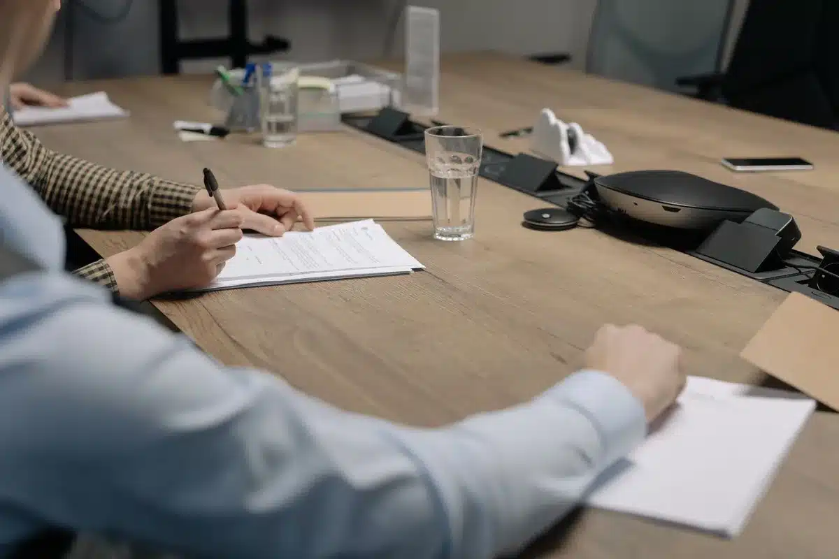 Statuts de SASU signés et documents juridiques pour la création d'une entreprise