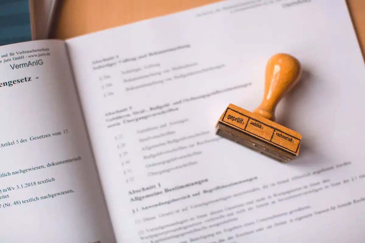 Documents juridiques et formulaires de création d'entreprise posés sur un bureau professionnel