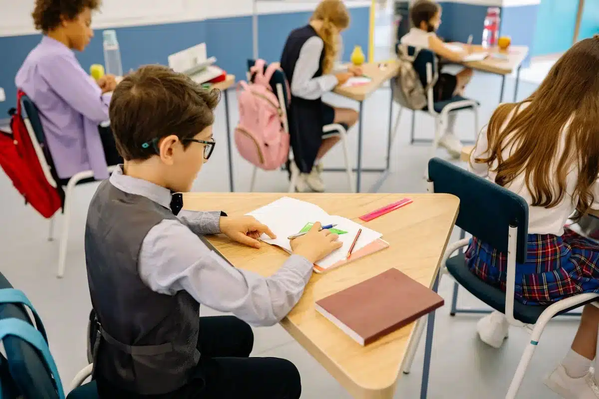 Des élèves du primaire travaillent en groupes et individuellement dans une classe inclusive et lumineuse