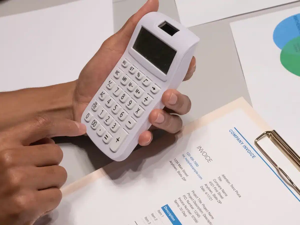 Interface logiciel comptable avec factures et documents numériques organisés