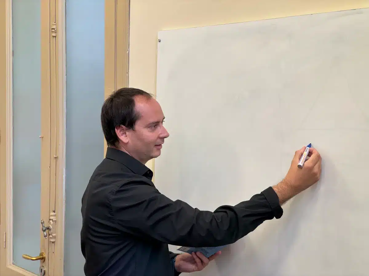 Enseignants en formation continue lors d'un atelier pédagogique collectif