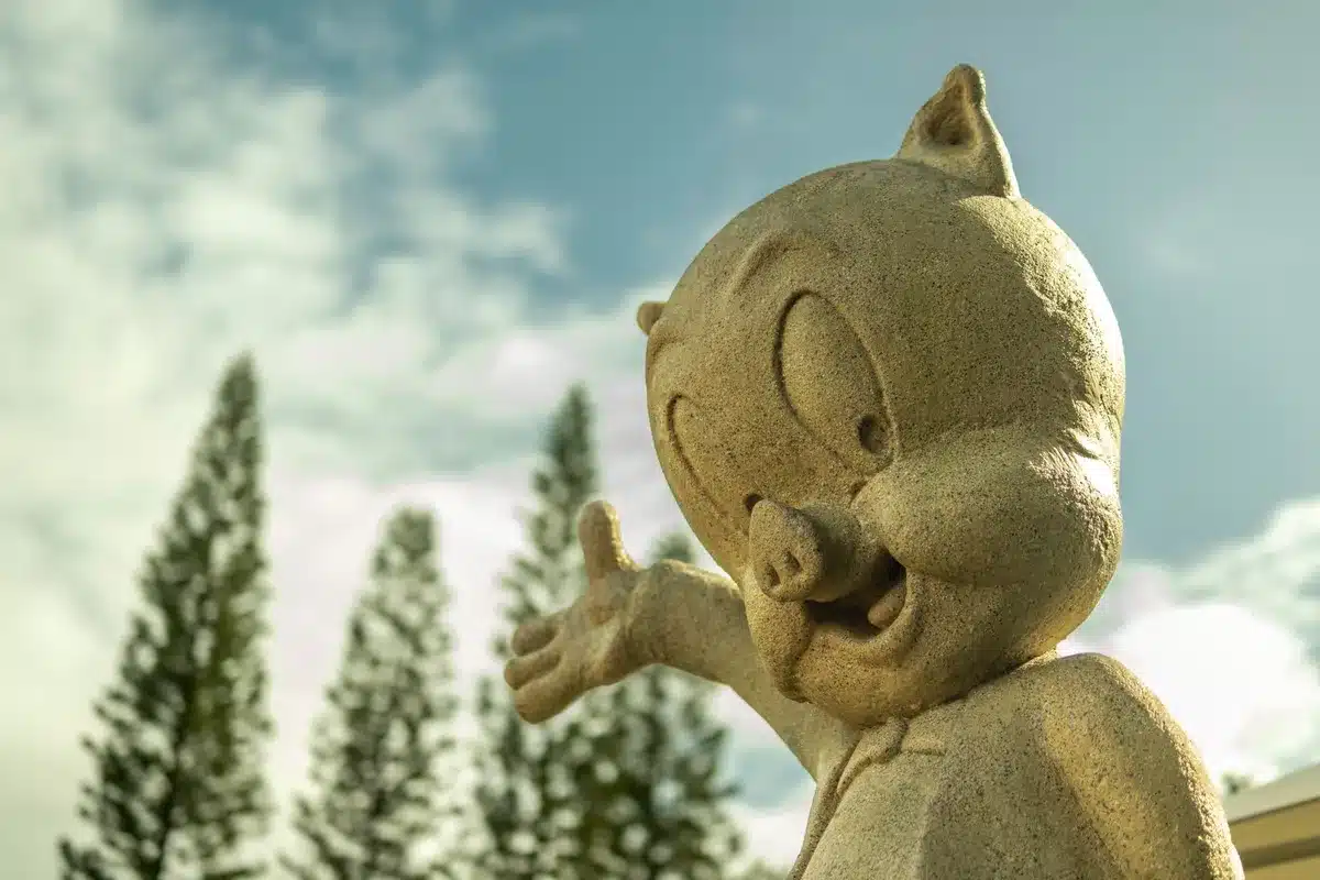 Statue géante du parc Mirapolis abandonnée depuis les années 1990