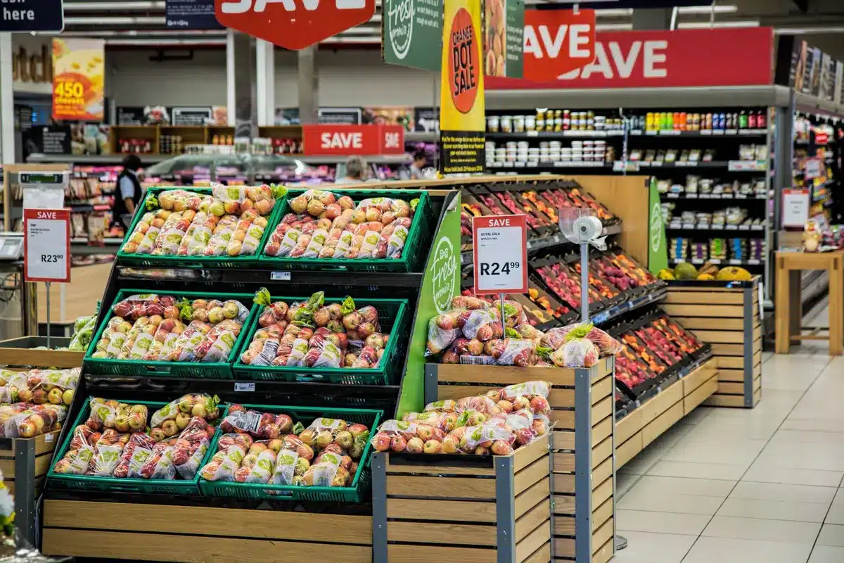 Rayons de supermarché avec fruits et légumes biologiques et leurs étiquettes de prix