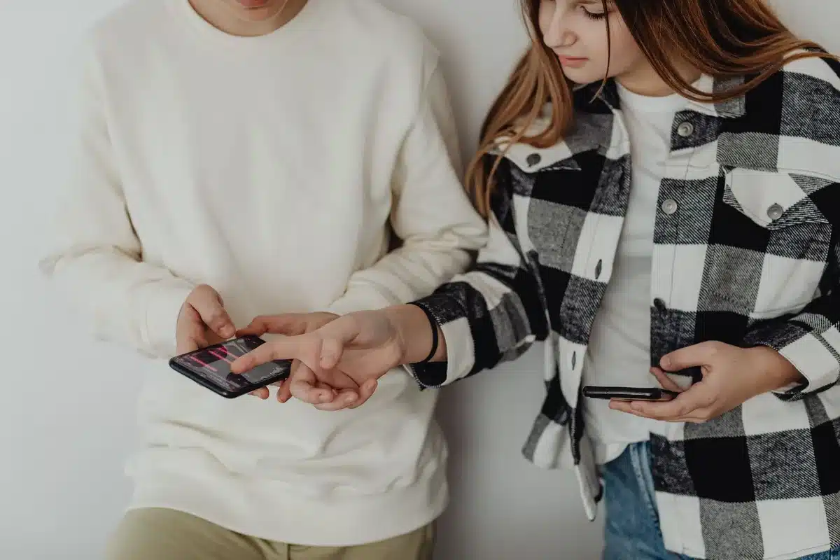 Des adolescents utilisant leurs téléphones et scrollant sur les réseaux sociaux