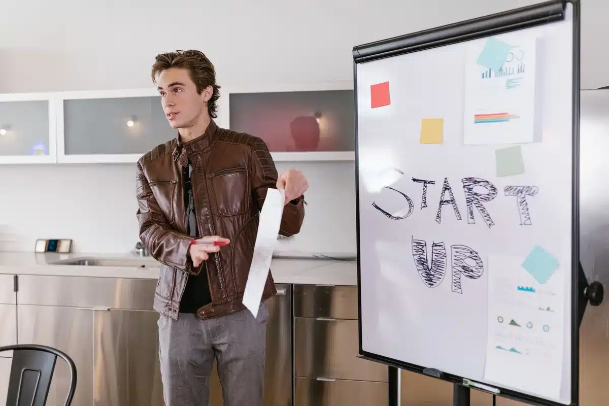 Entrepreneur planifiant la structure juridique de son agence web