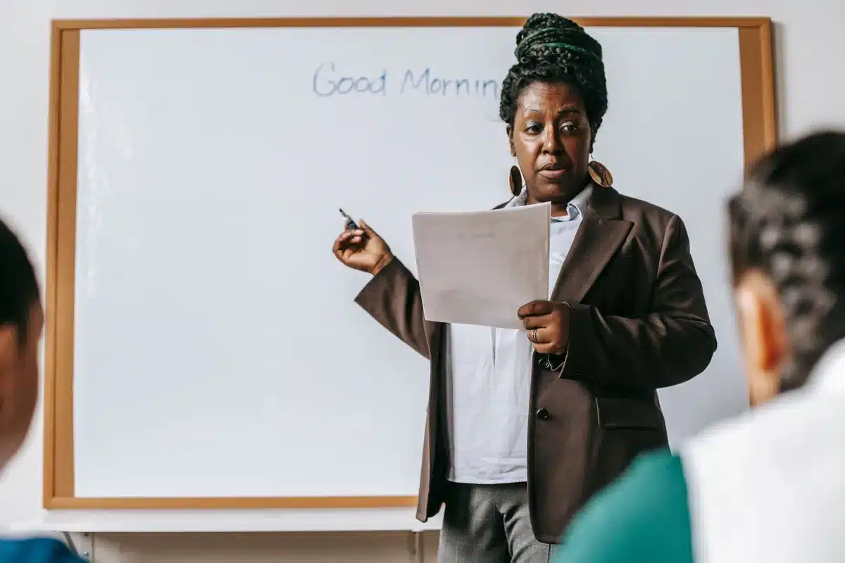 Un enseignant établit une routine matinale intentionnelle dans sa classe avant le début des cours.