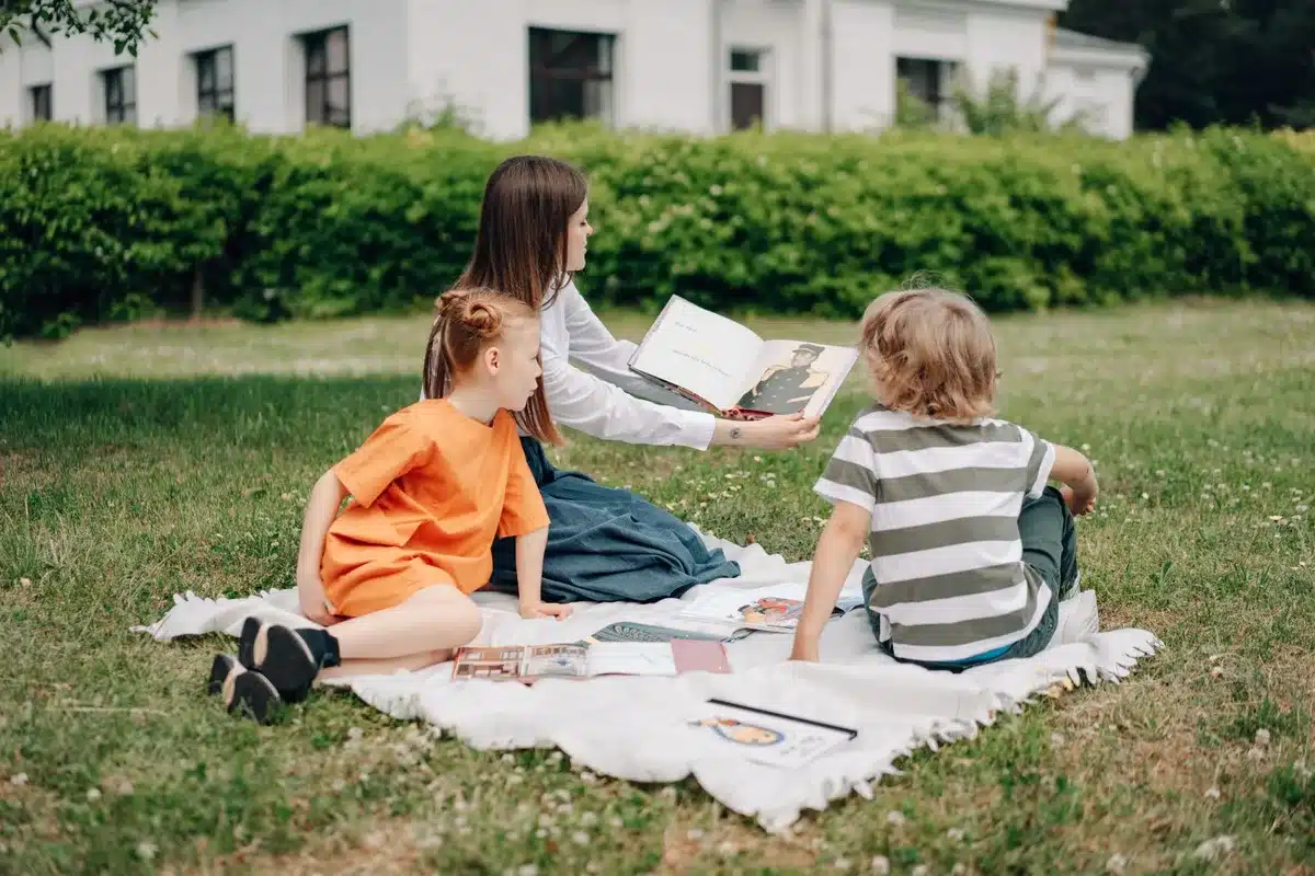 Un enseignant lit des livres de développement personnel lors d'une pause estivale avant la rentrée scolaire.