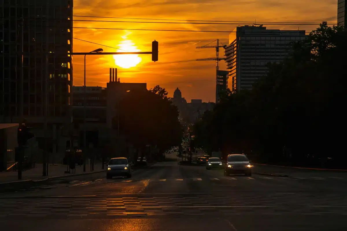 Immeubles urbains sous chaleur intense avec vagues de chaleur visibles au-dessus des rues