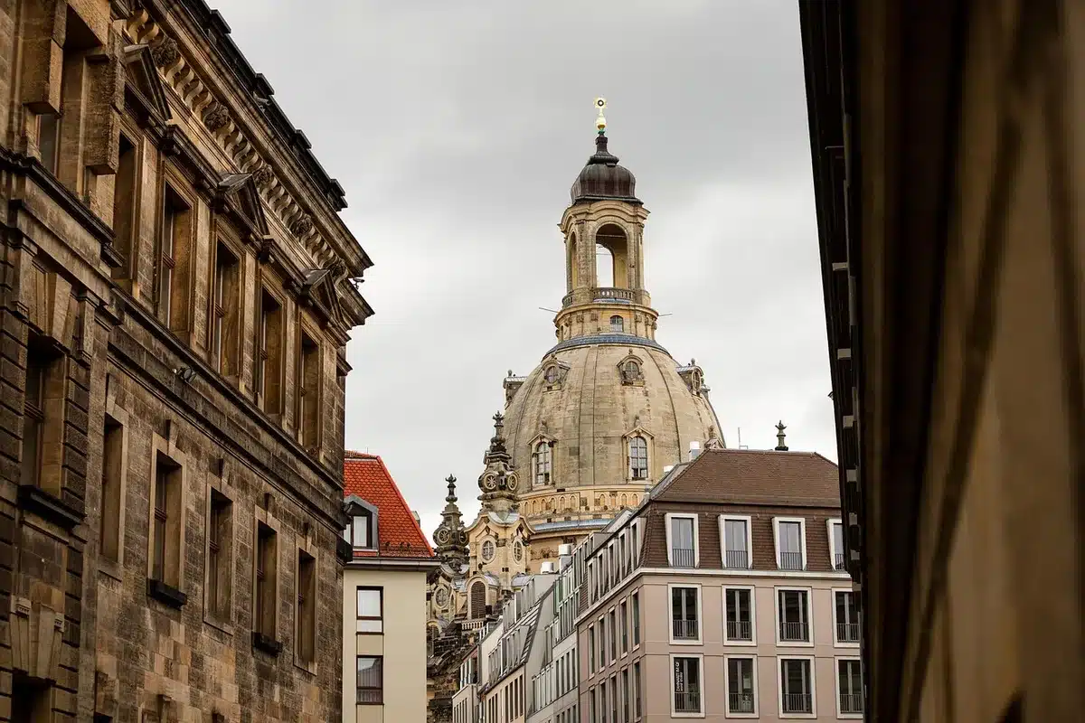 Rue d'une petite ville de l'ex‑RDA illustrant les zones où l'AfD progresse