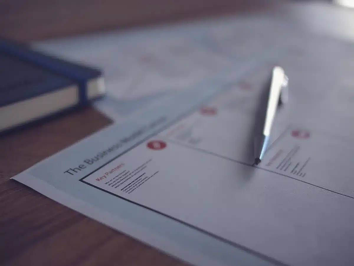 Documents de propositions politiques et stylos sur une table en lumière du jour