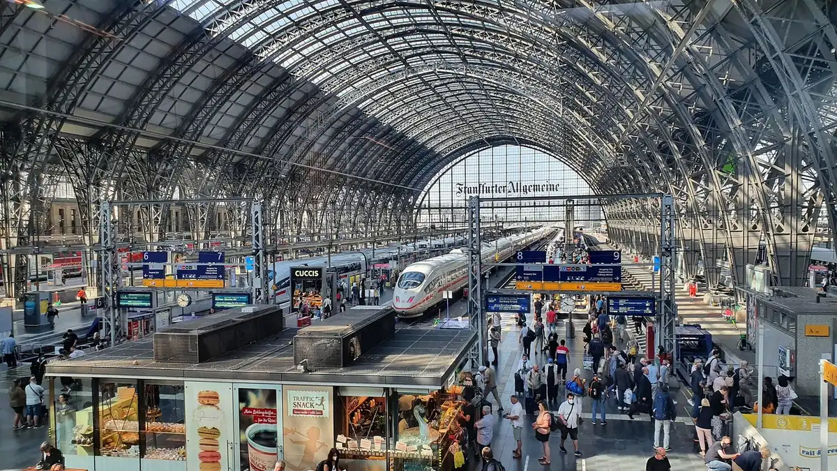 Panneau de prix à la pompe dans une station-essence allemande en journée