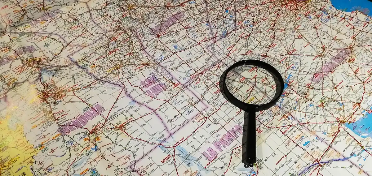 Élève observant une plume à la loupe avec une fiche d'observation
