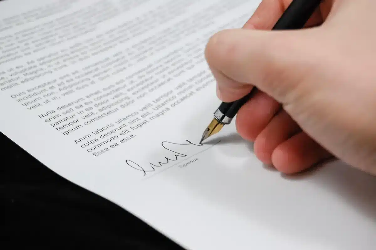 Documents juridiques et statuts d'entreprise posés sur un bureau