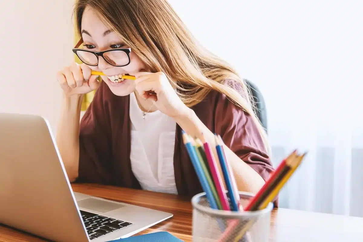 Bureau lumineux avec statuts imprimés et ordinateur portable près d'une fenêtre