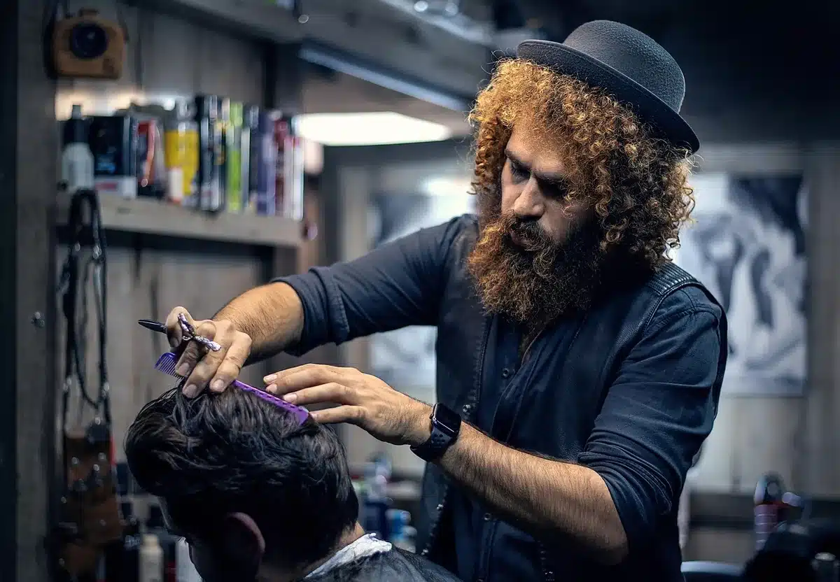 Cadre montrant un diplôme de coiffure posé sur un mur de salon