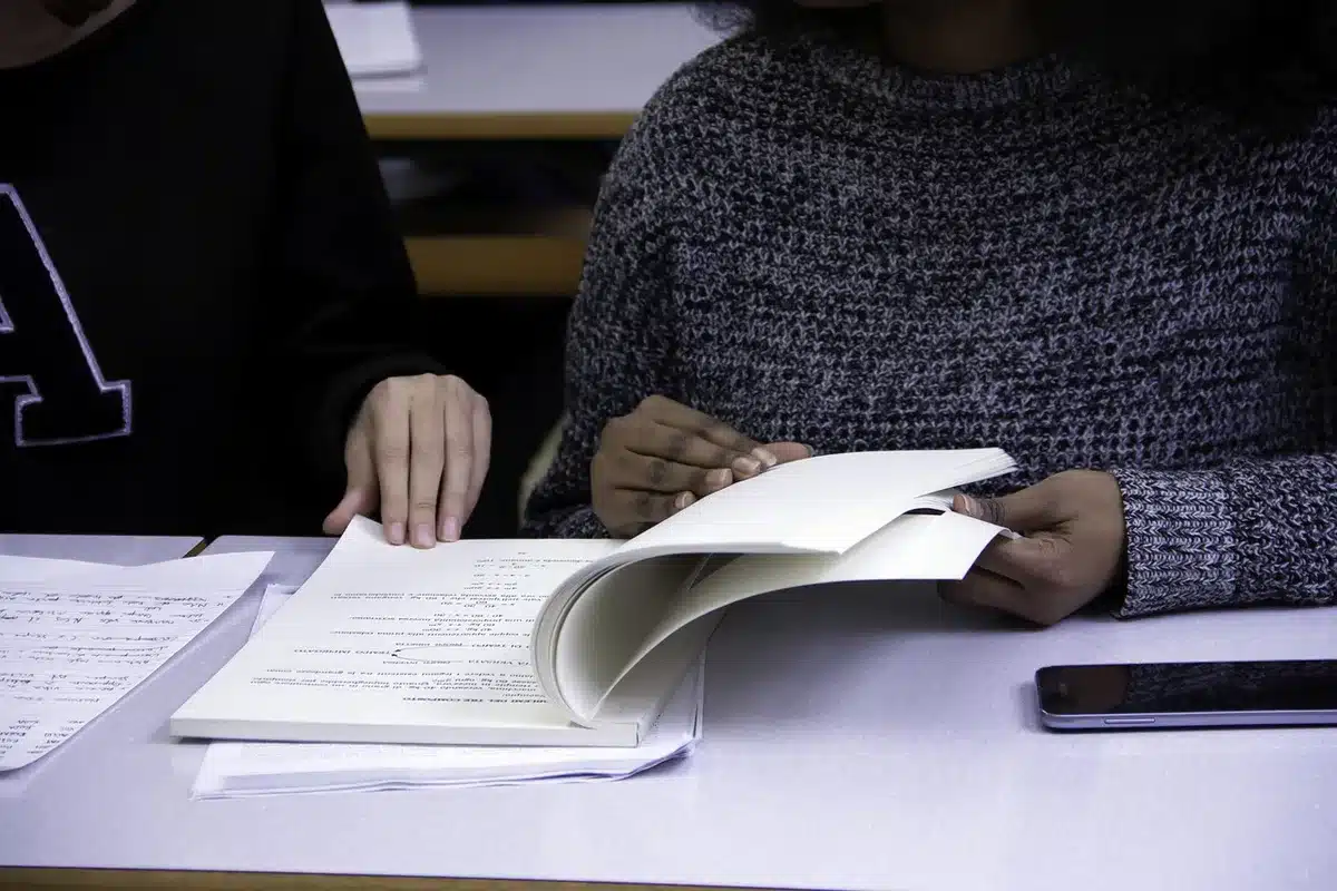 Lycéens lisant ensemble et partageant des repères contextuels