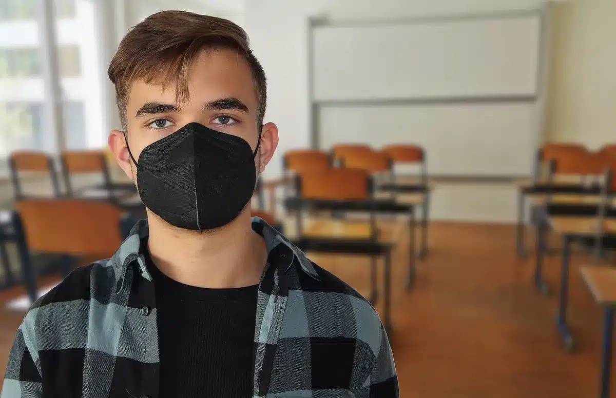 Élèves en rangs devant la classe montrant une routine d'entrée