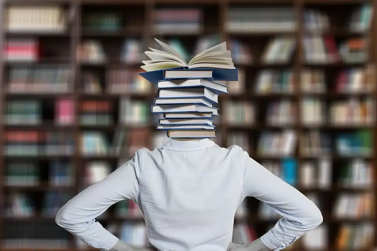 Étudiant préparant une routine d'étude avec un minuteur et des livres