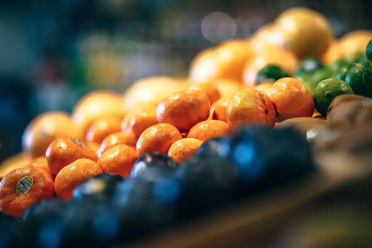 Panier de produits frais variés et aliments complets dans un supermarché