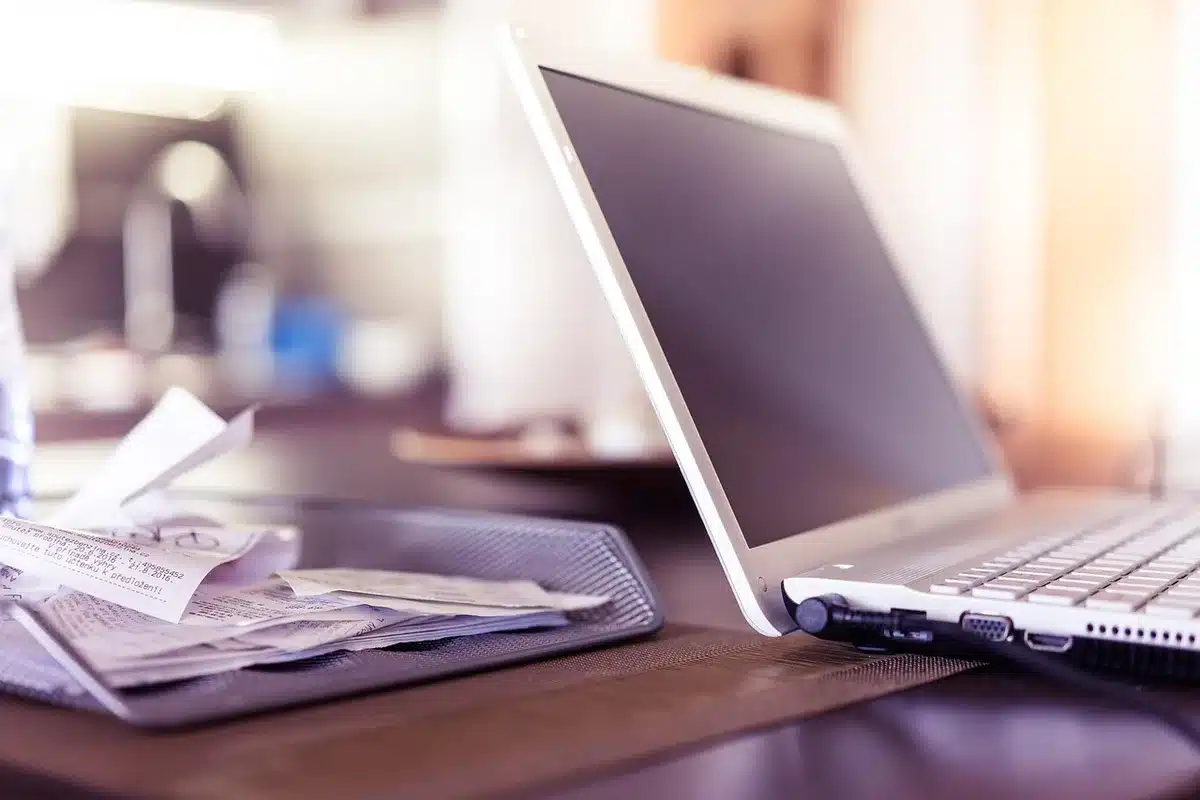 Dossiers de liquidation et main anonyme sur une table de bureau