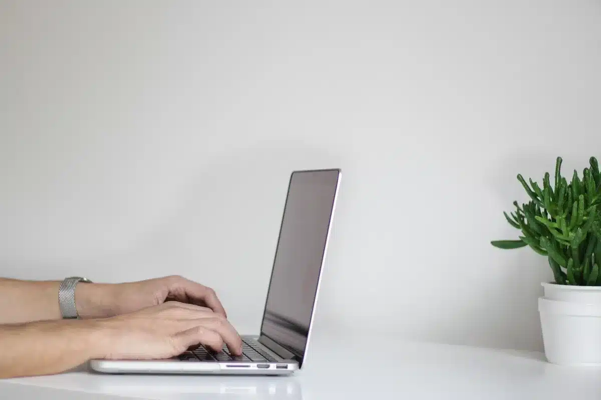 Écran d'ordinateur affichant un formulaire administratif en ligne