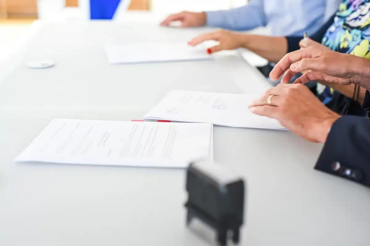 Personne signant électroniquement des documents sur un ordinateur