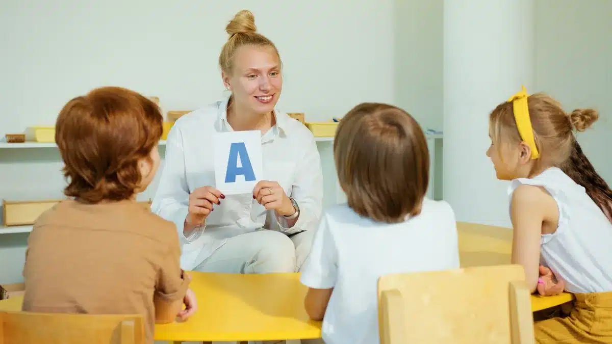 Parents et enseignant discutant autour d'une table avec documents