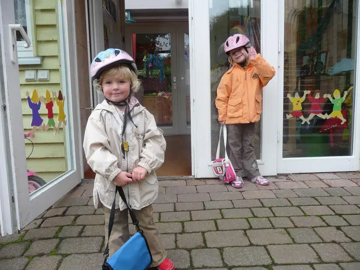 Coin de classe maternelle en plein jour avec cahier d'observation et chronomètre