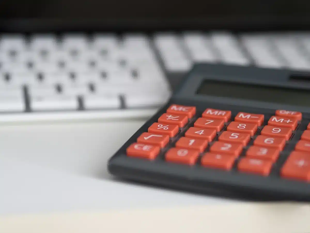 Calculatrice et papiers comptables pour la fiscalité d'un salon de coiffure