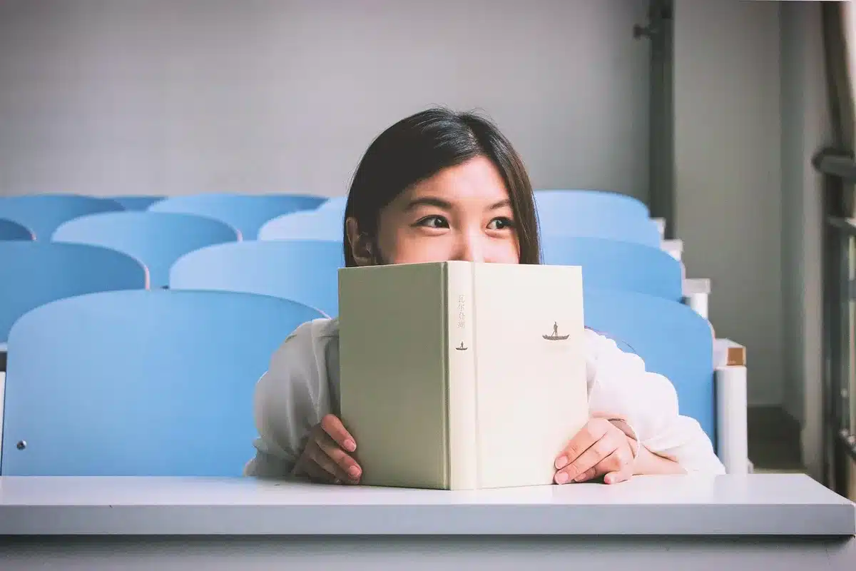Groupe d'élèves en classe lisant à voix haute autour d'une table