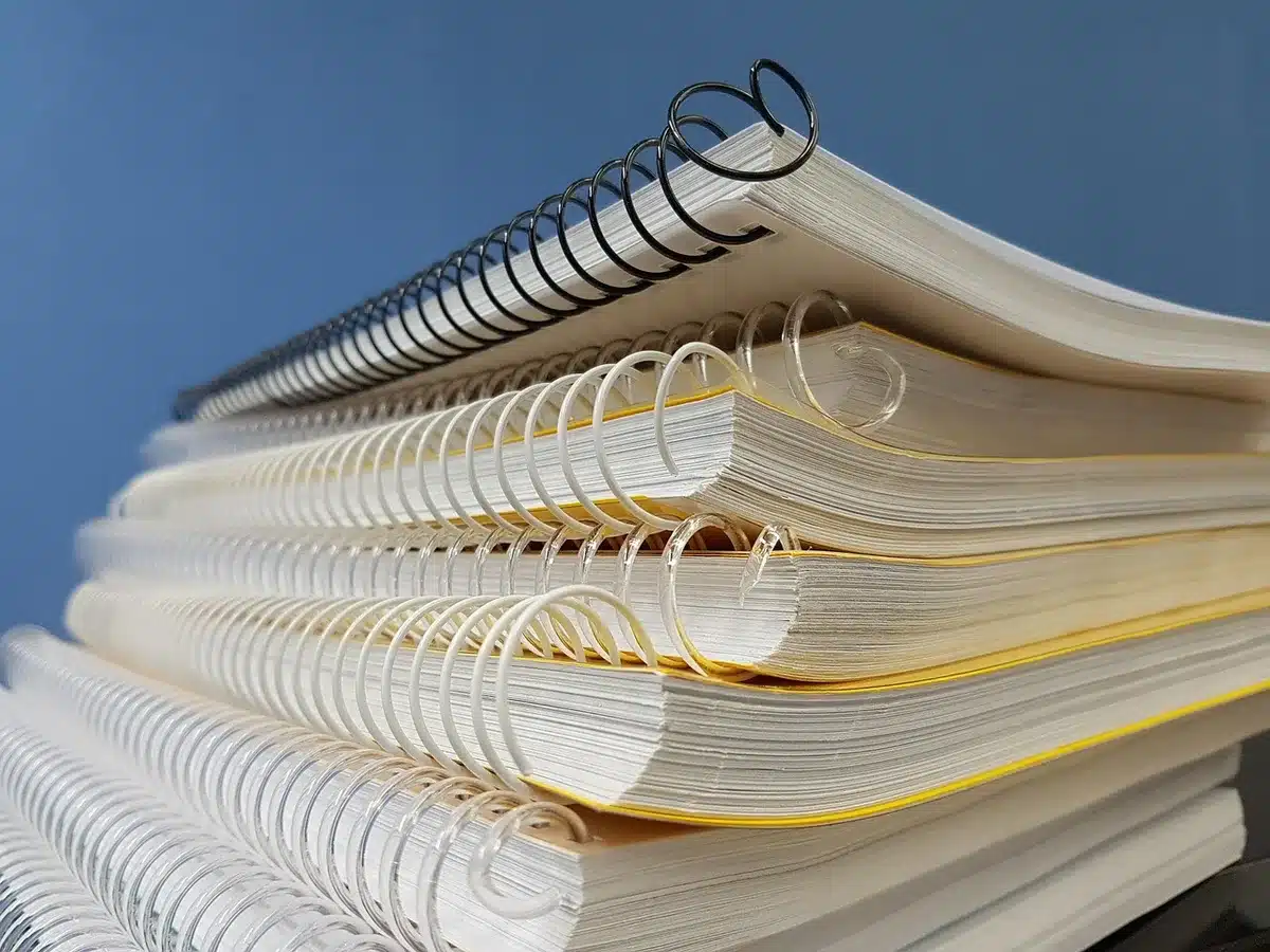 Coin de classe en plein jour avec livres, cahiers et table de travail