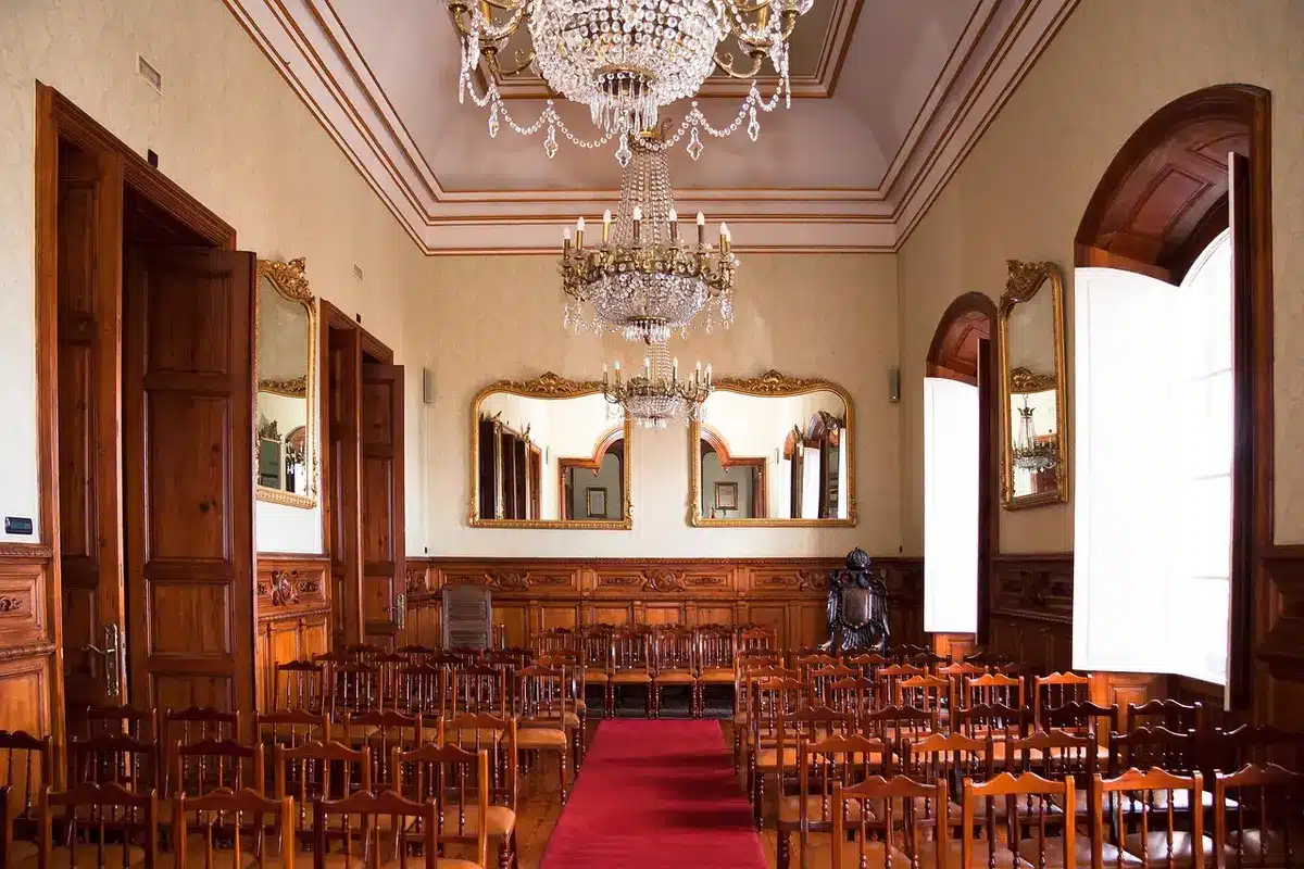 Élus locaux discutant dans une mairie en journée