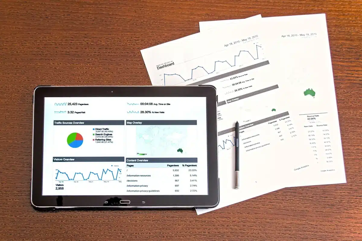 Tableau de bord comptable sur un ordinateur portable illustrant l'ergonomie de LS Compta