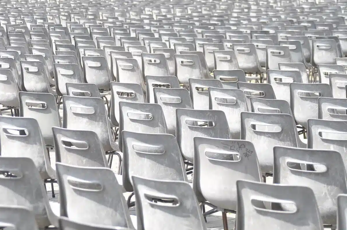 Élus quittant une salle de réunion en plein jour