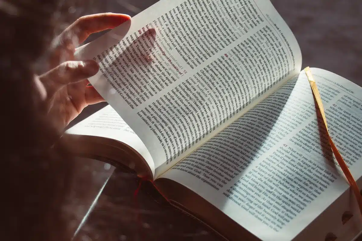 Groupe d'élèves écoutant une lecture collective dans une classe lumineuse