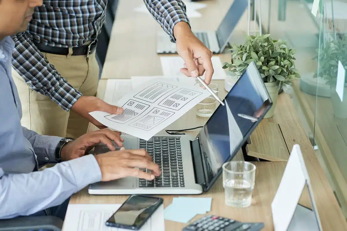 Personne travaillant sur l'optimisation d'une page web avec outils d'audit affichés à l'écran