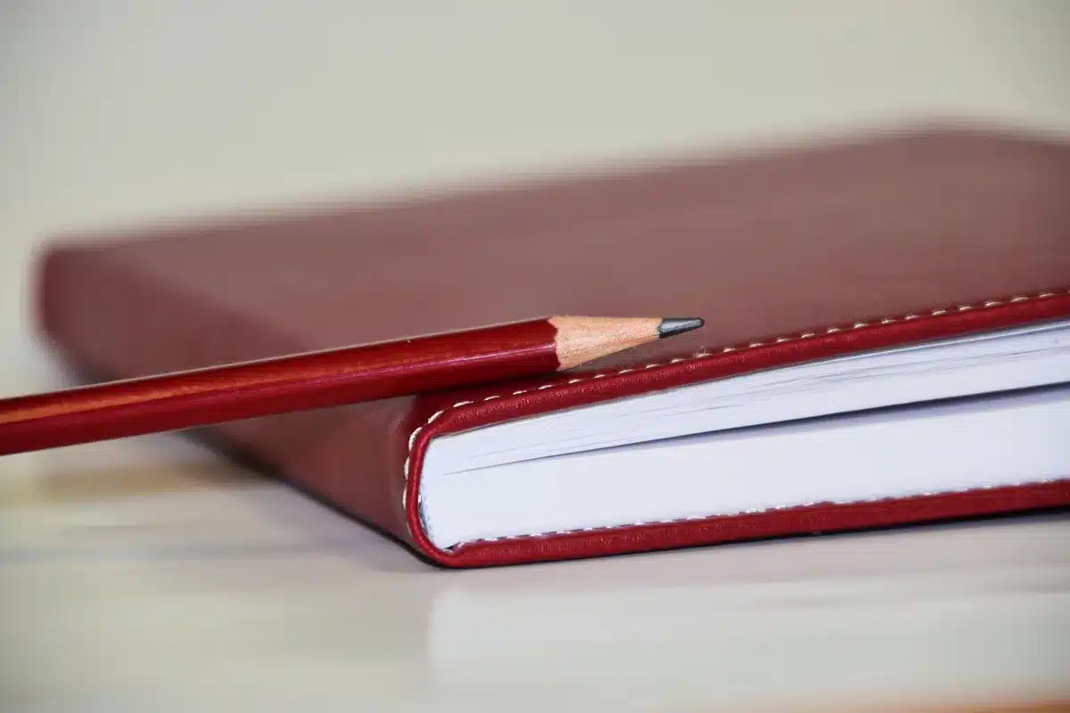 Salle des professeurs claire avec mains anonymes consultant des notes et un calendrier