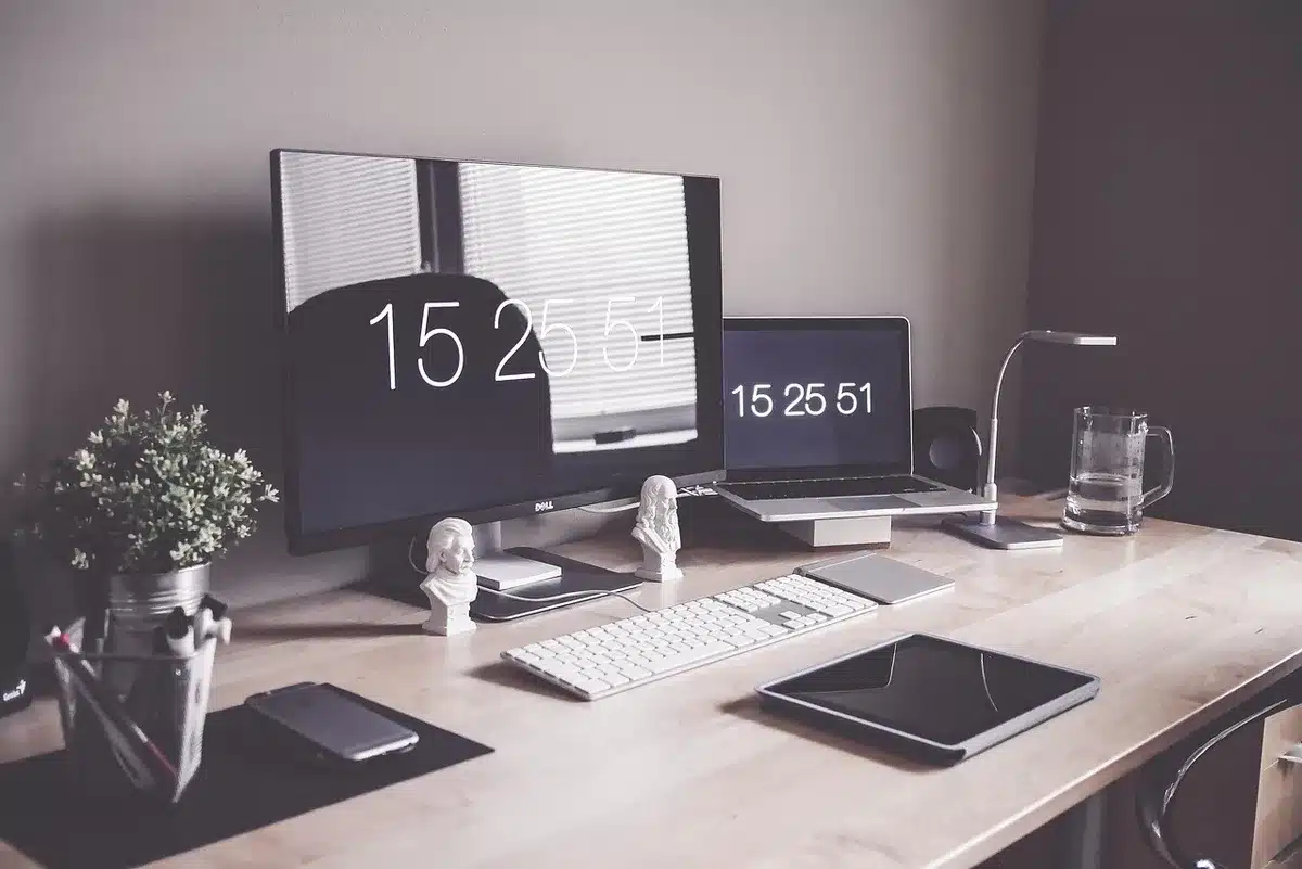 Visite virtuelle d'un logement affichée sur une tablette