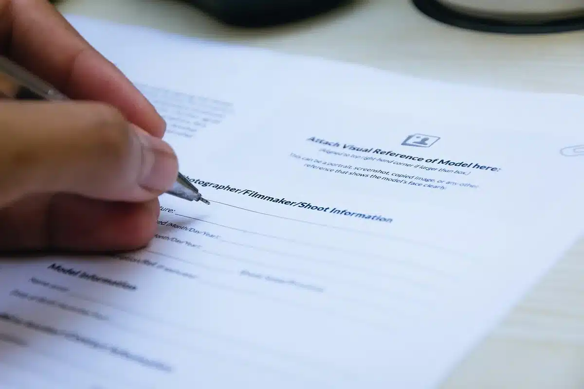 Interface en ligne sur un ordinateur montrant un formulaire juridique pour la création d'entreprise