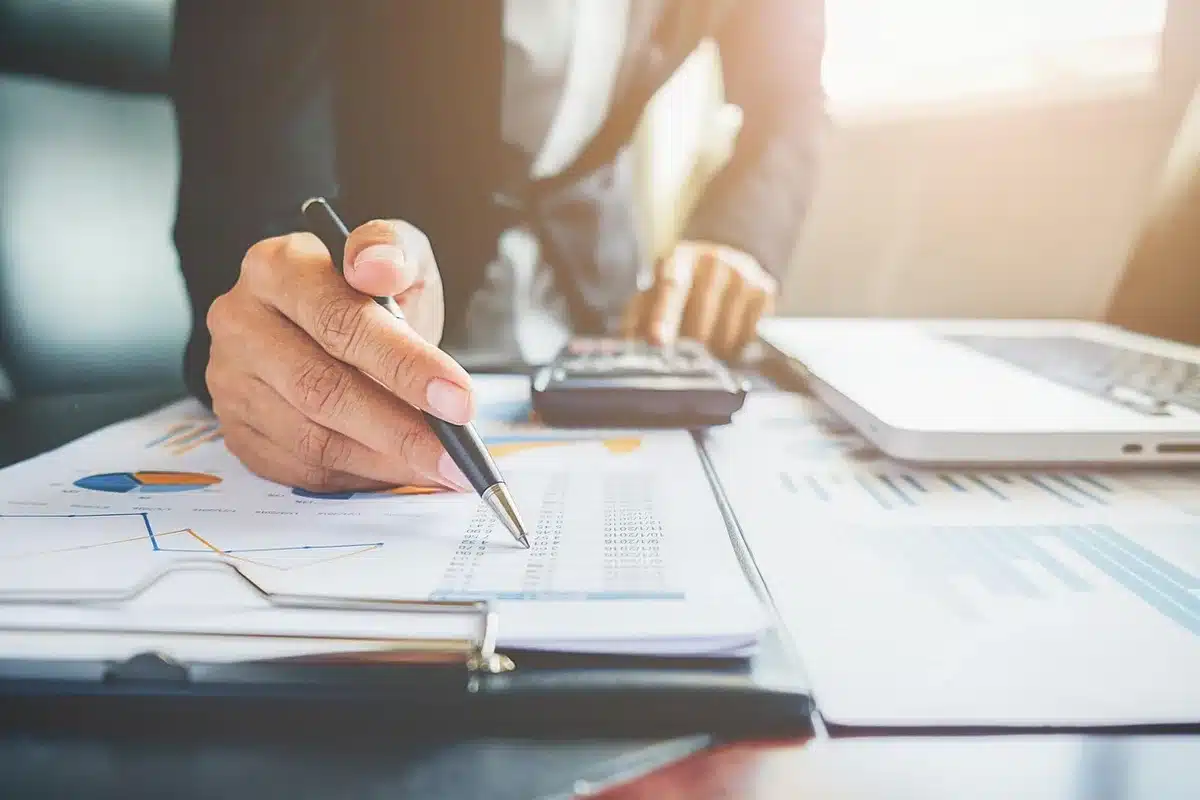 Documents administratifs, calculatrice et facture des frais de publication et greffe