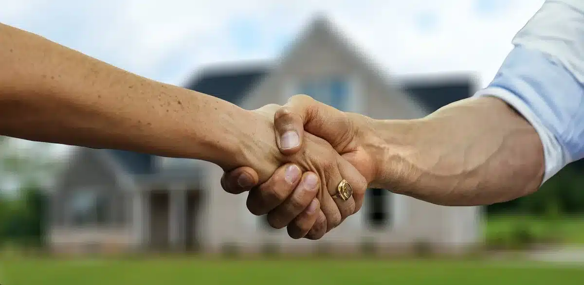 Professionnels immobiliers échangeant des cartes dans un bureau lumineux