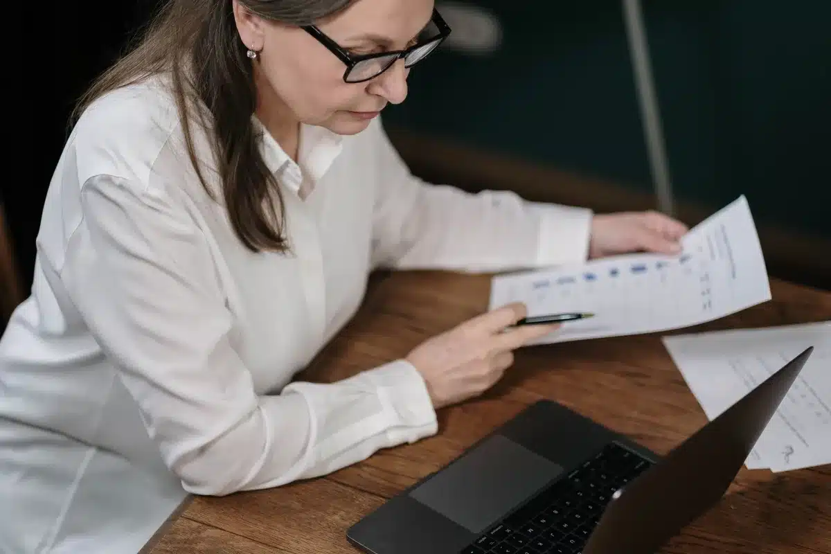 Enseignant analysant des résultats de sondage sur un ordinateur