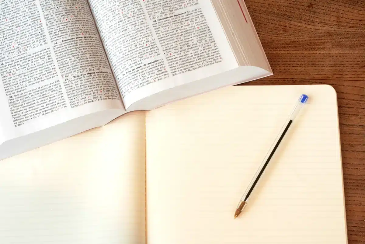 Documents juridiques sur un bureau en plein jour