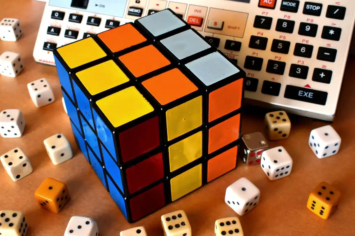 Enfant manipulant des pièces de puzzle pour résoudre un défi cognitif